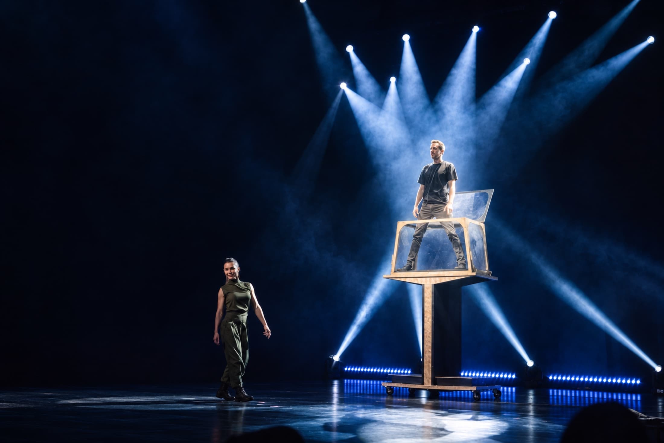 Scene from Ilusión featuring an elevated transparent structure