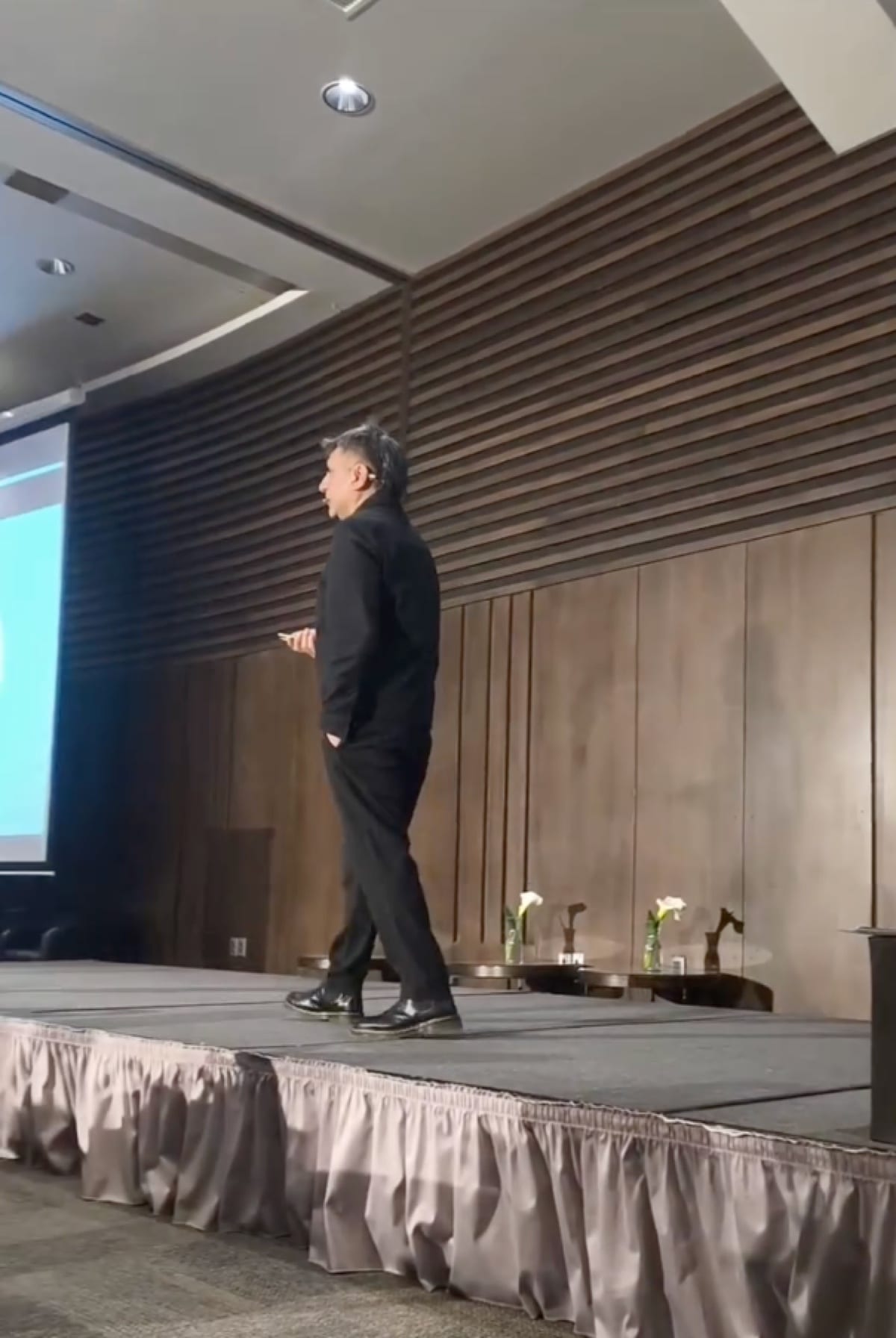Luis Albornoz presents on the InnovaImpacto stage in Bolivia