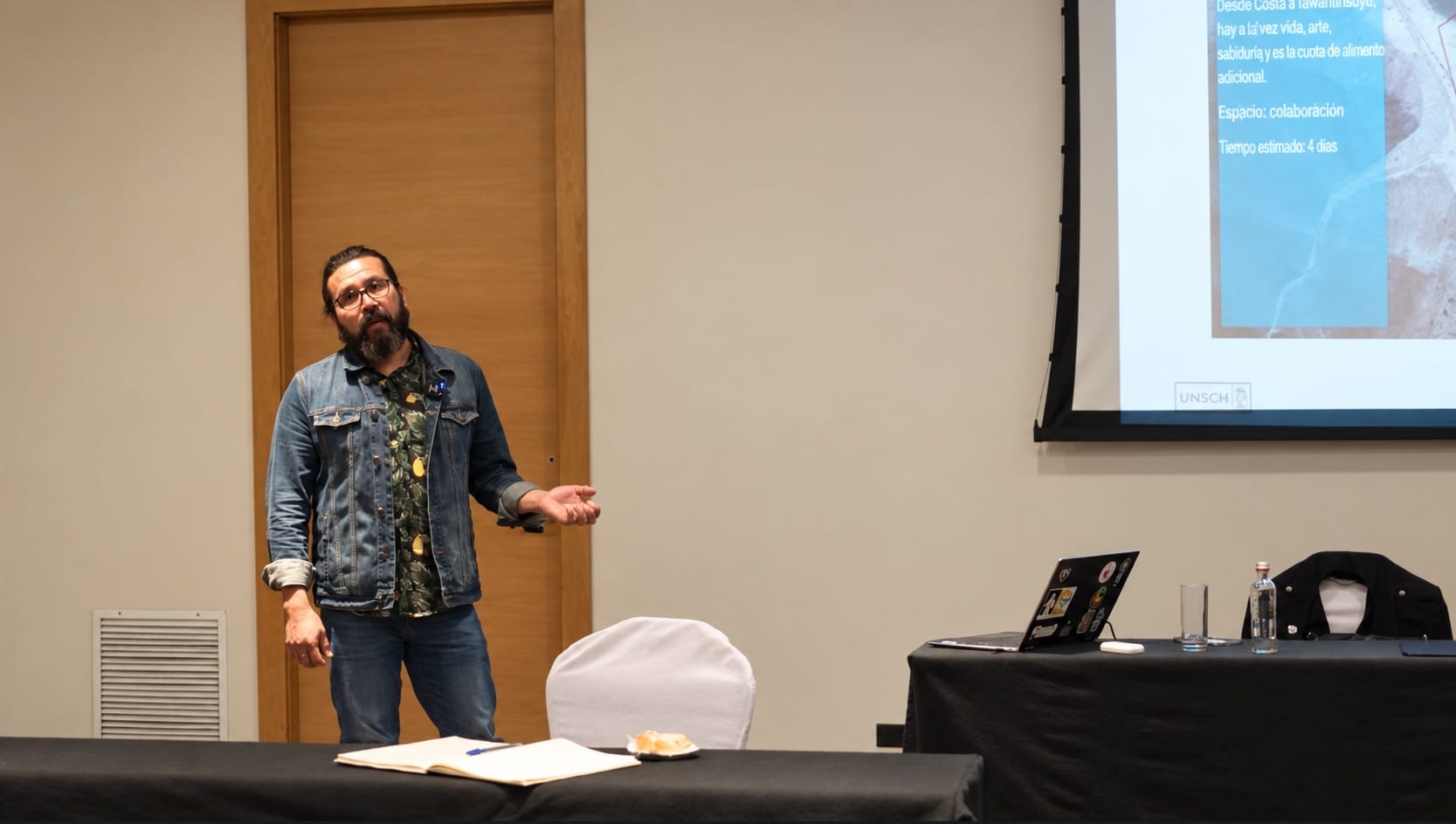 Participante expone sus ideas durante Alrededor del fuego