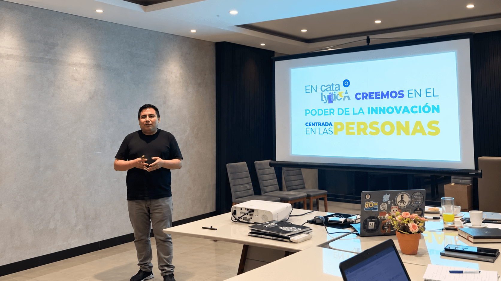Presentación durante una jornada de Alrededor del fuego