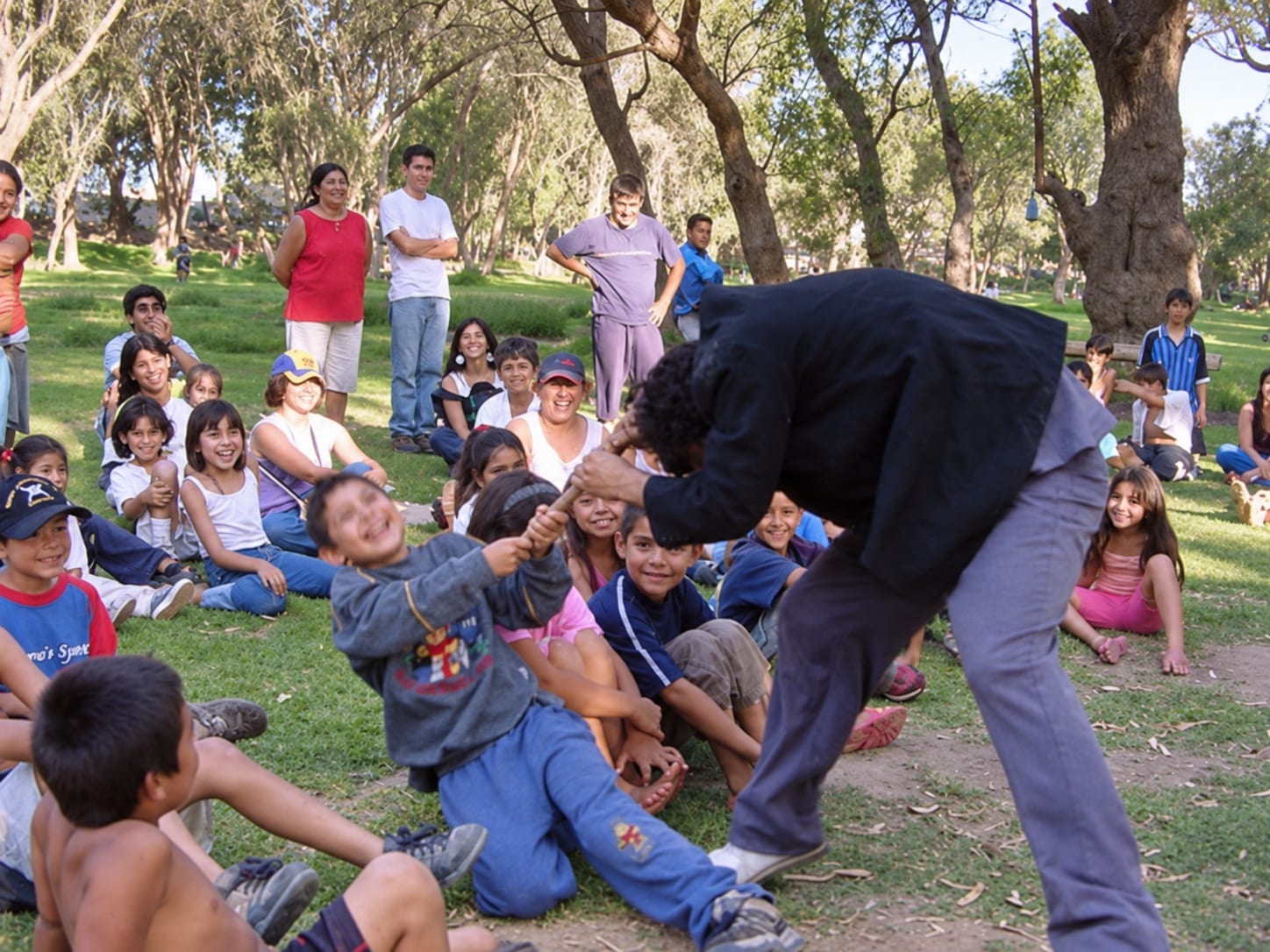 Luis Albornoz comparte una acción de clown con niñas y niños en un parque