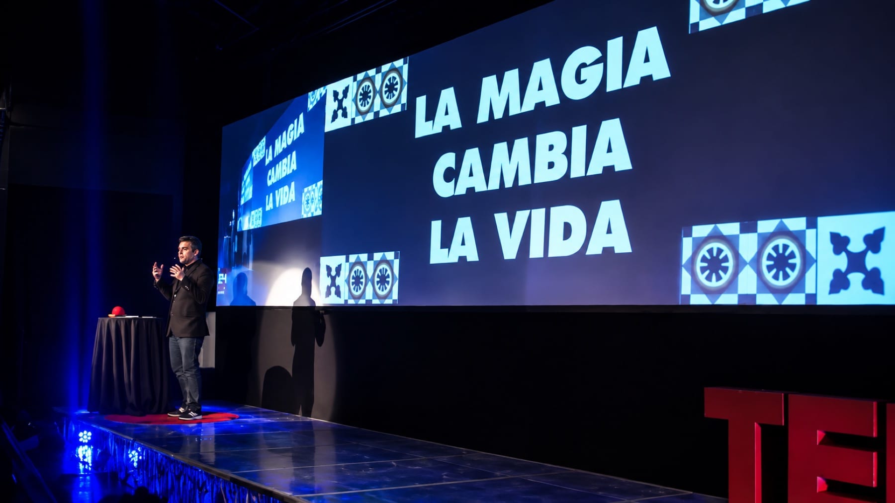 Luis Albornoz durante su presentación en TEDxSantiago