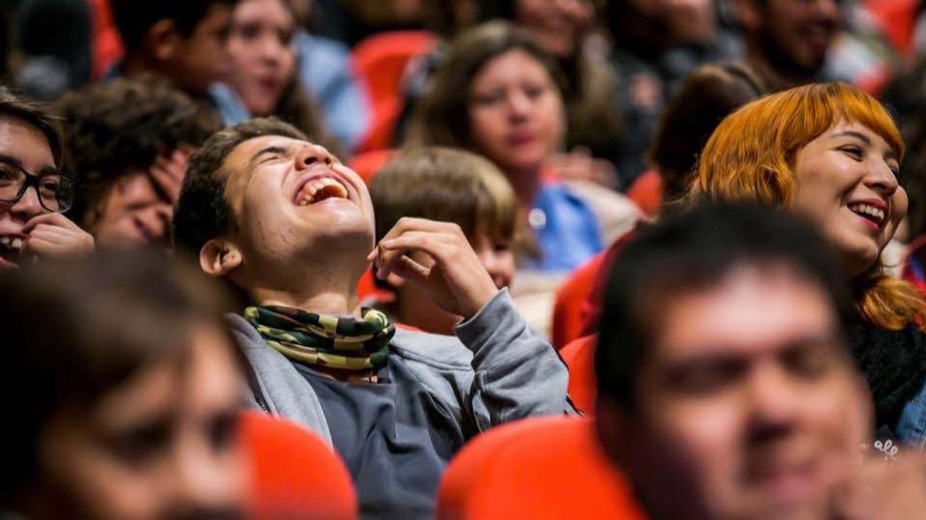 Público del Festival Atacamagica reacciona durante una función