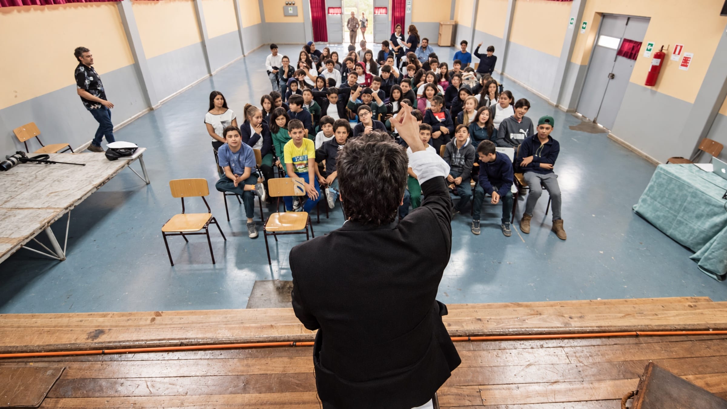 Luis Albornoz conduce una actividad de Imaginno frente a estudiantes