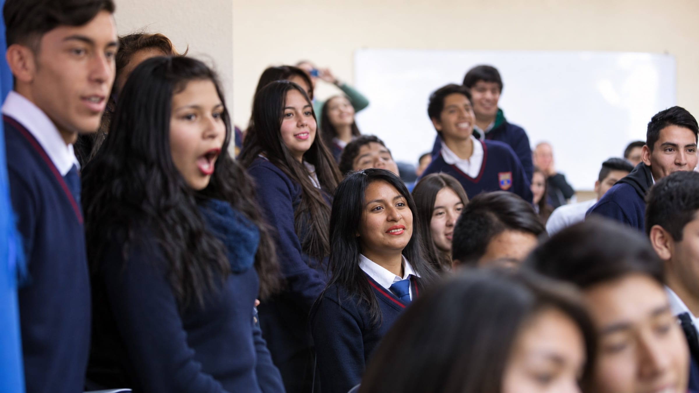 Estudiantes observan con sorpresa una actividad de Imaginno
