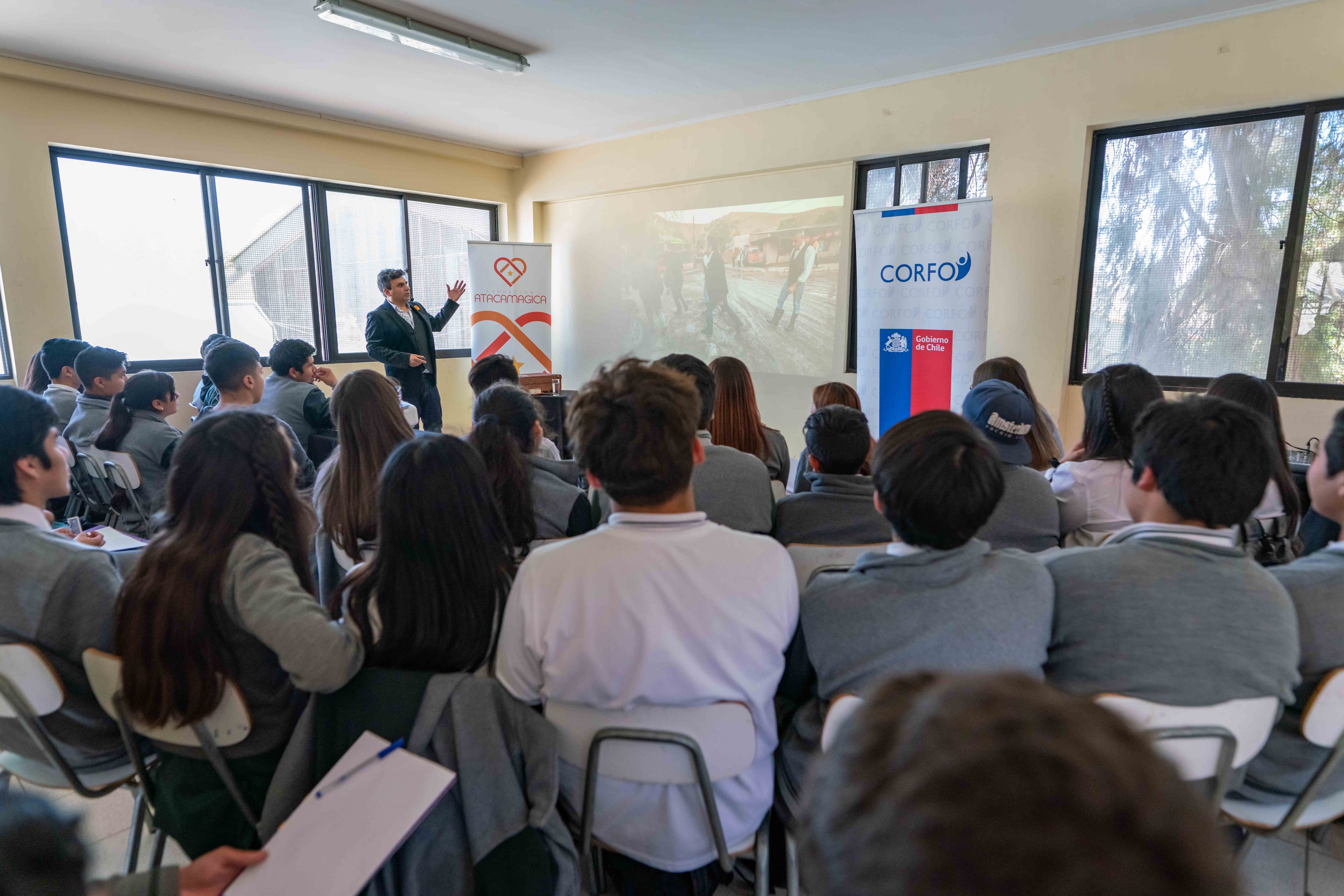 Luis Albornoz presenta Innovamagica ante estudiantes en una sala de clases de Copiapó