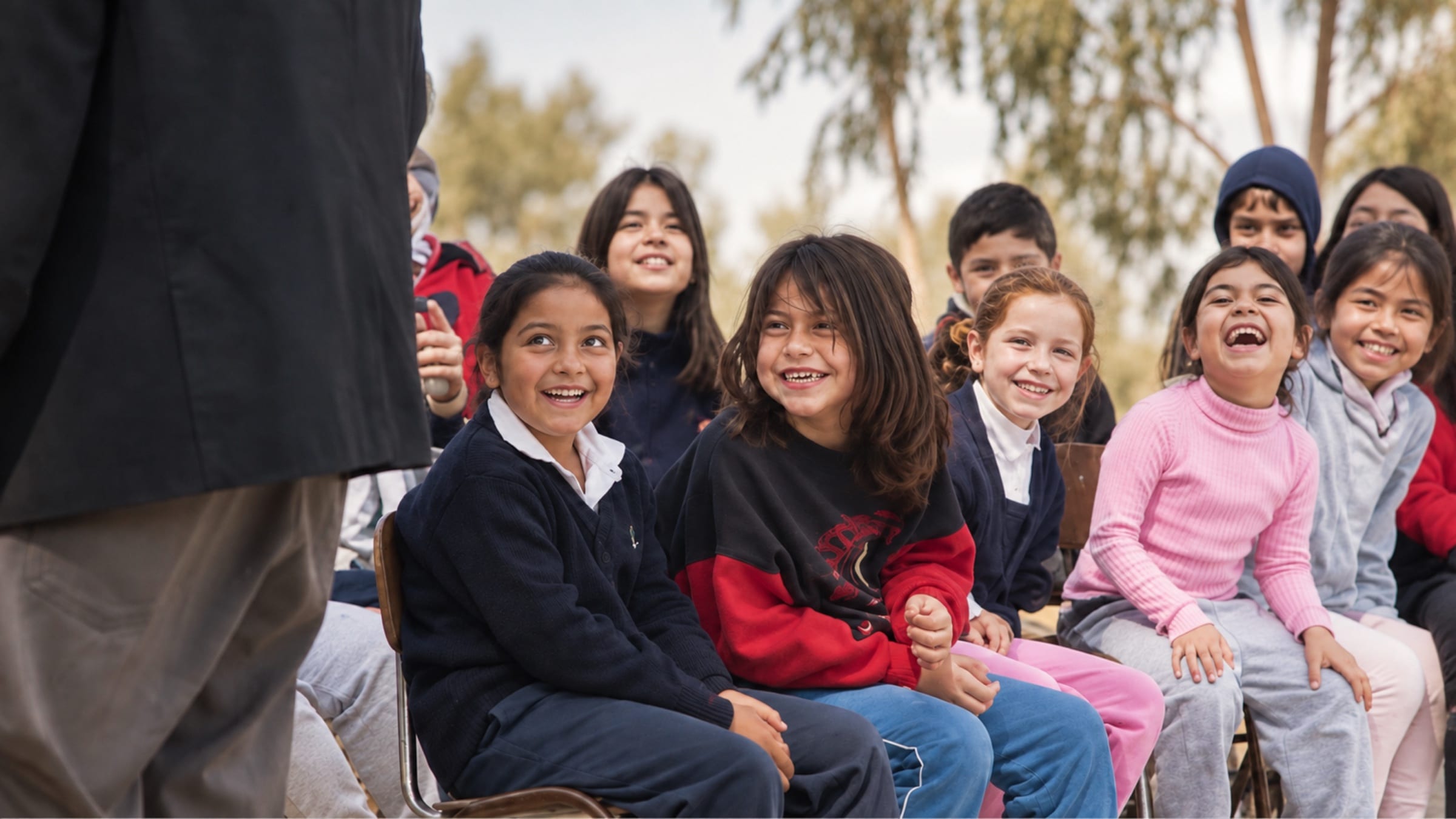 Niñas y niños sonríen durante una función de Maleta de payaso