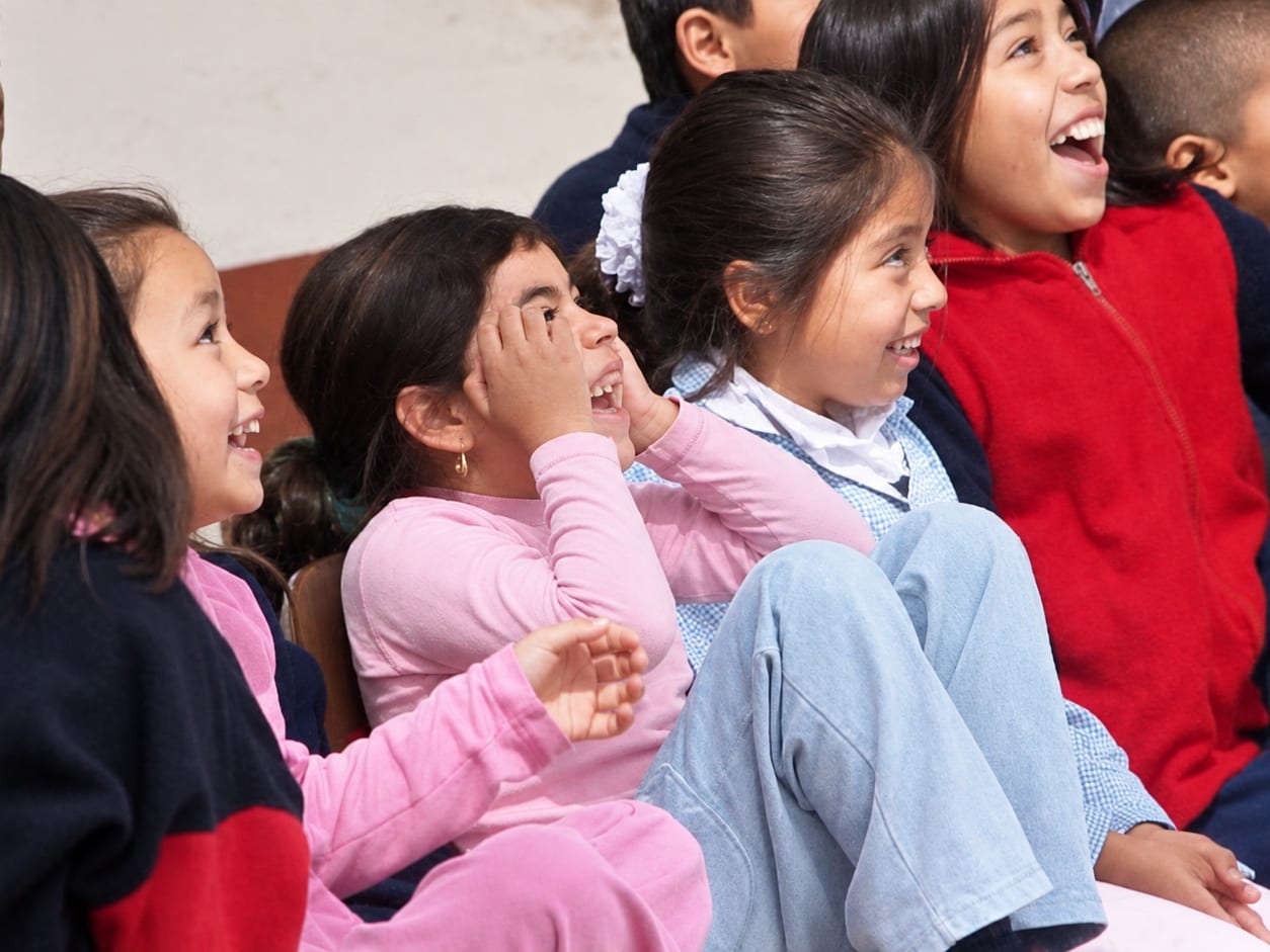 Niñas sonríen durante una función de Maleta de payaso