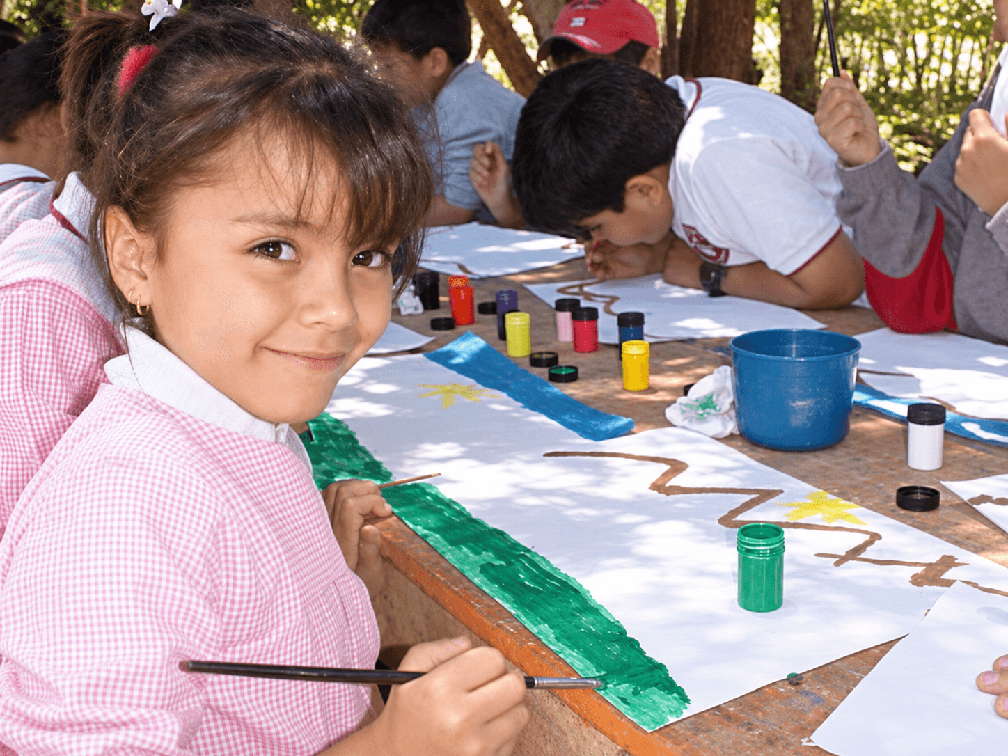 Niña participa en un taller de pintura de Maleta de payaso