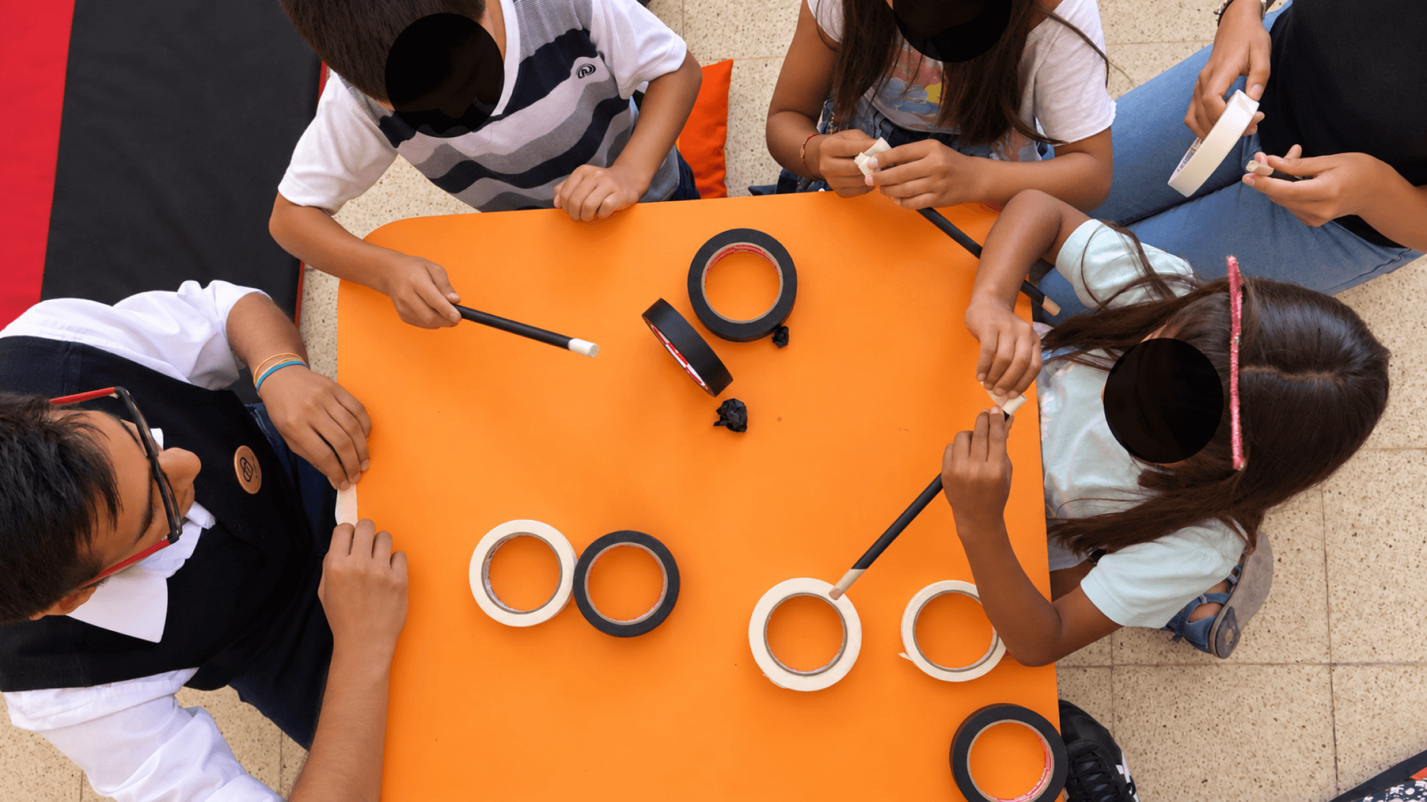 Participantes construyen efectos de ilusionismo durante Reuniones mágicas