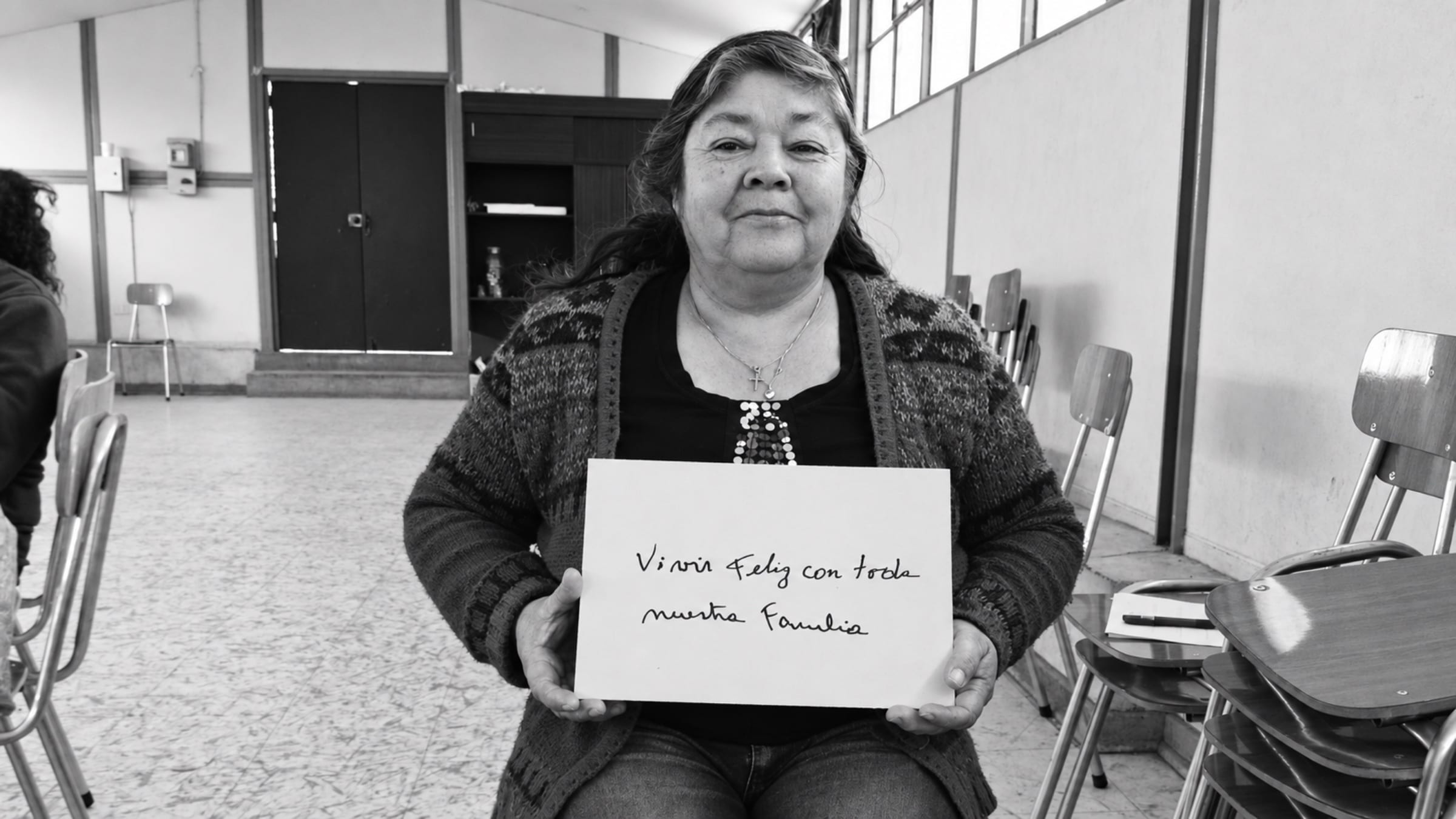 Participante de Vivo soñando sostiene un cartel con el sueño de vivir feliz con toda su familia