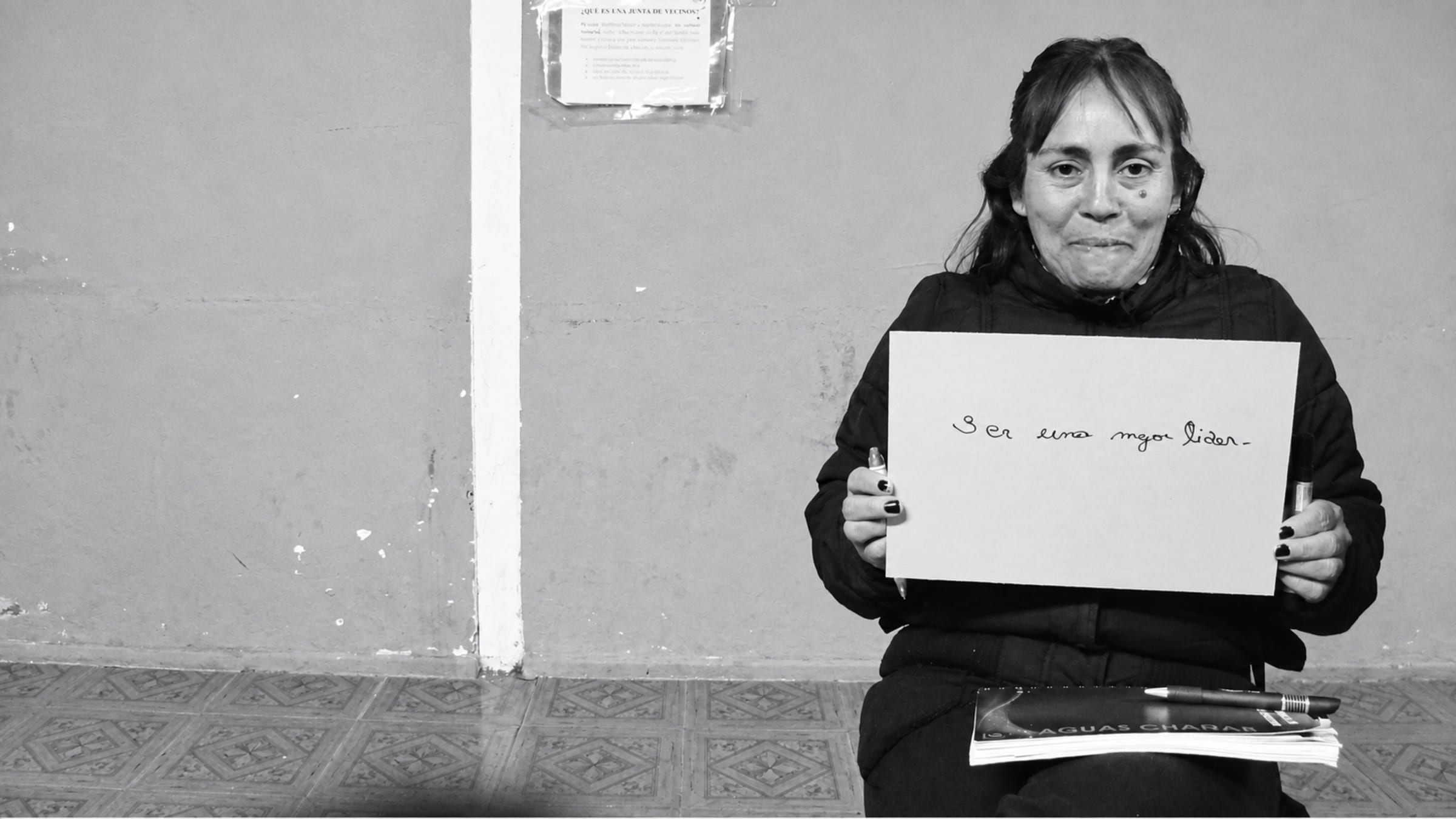 Participante de Vivo soñando sostiene un cartel con el sueño de ser una mejor líder
