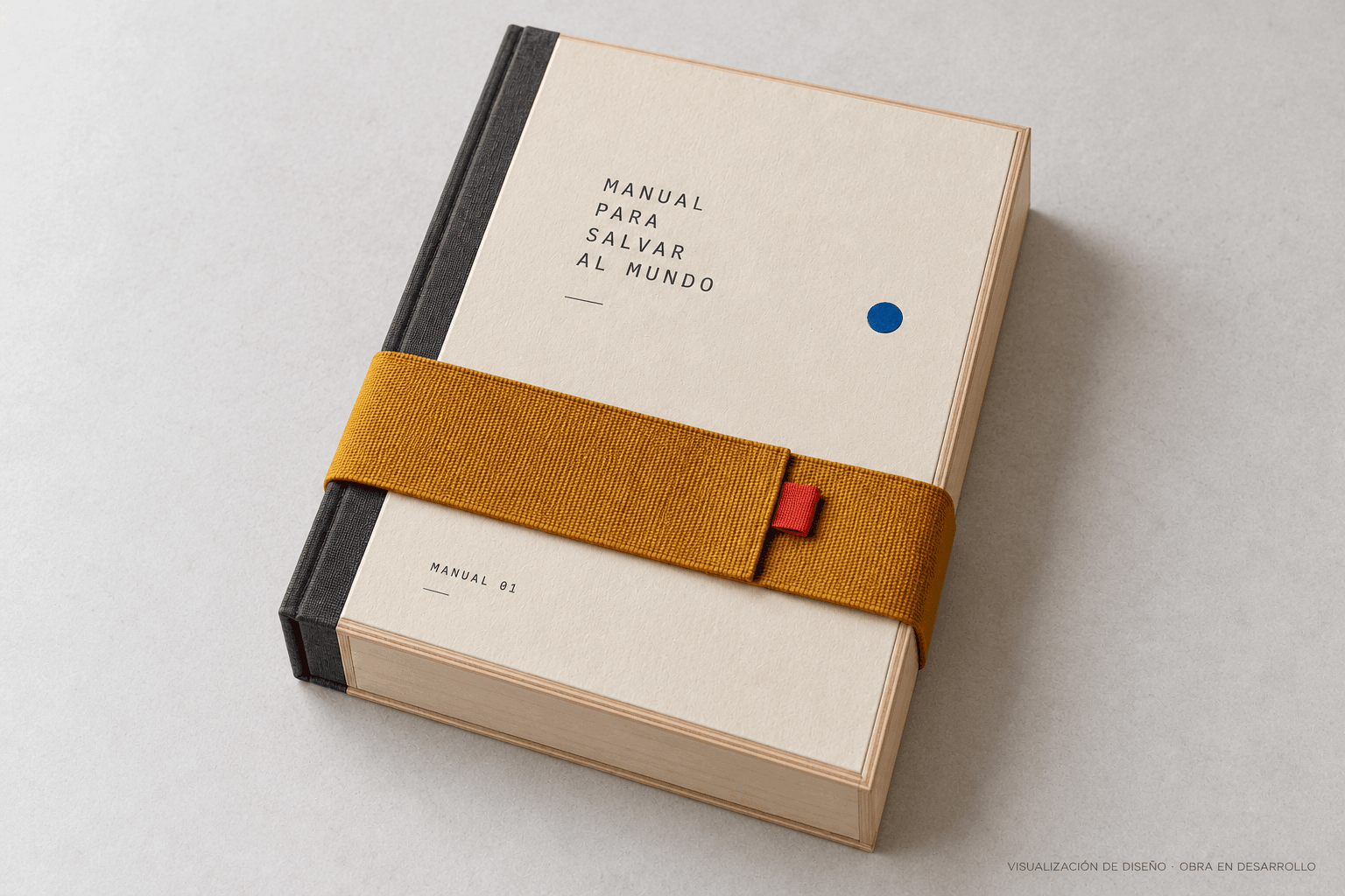Visualización de diseño de una caja-libro cerrada, con cantos de madera clara, cubierta marfil, lomo oscuro y faja mostaza
