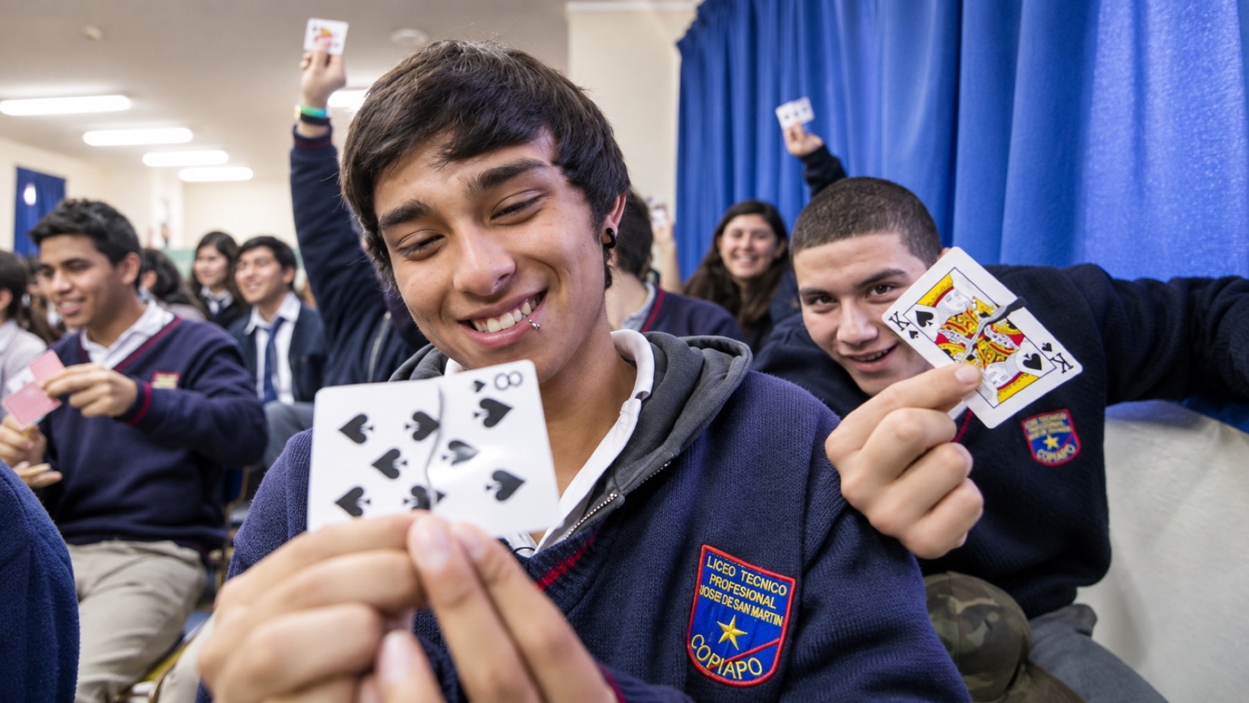 Estudiantes exploran cartas e ilusionismo durante una actividad de Imaginno