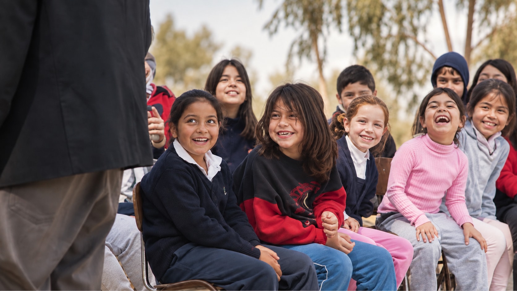 Niñas y niños sonríen durante una función de Maleta de payaso