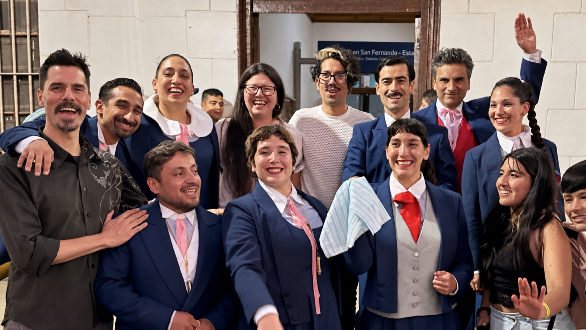 Luis Albornoz junto al elenco y equipo de Trenes Culturales en la Estación San Fernando